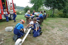 Naumburger Jugendfeuerwehr hilft an der Weingartenkapelle (Foto: Karl-Franz Thiede)